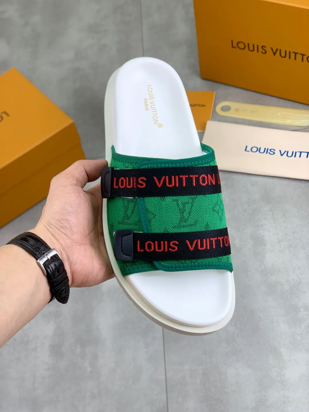 Men's shoes 💰P320💰【New style】🆘 Original quality 【LOUIS VUITTON】The popular Louis Vuitton LV men's slippers on the official website are on sale simultaneously! Original fabric imported from Italy, original factory special supply, code number: 38-44 (45 customized), many colors available